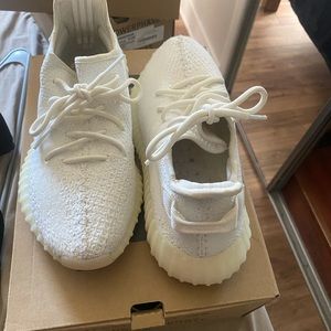 adidas Yeezy Boost 350 V2
Cream/Triple White